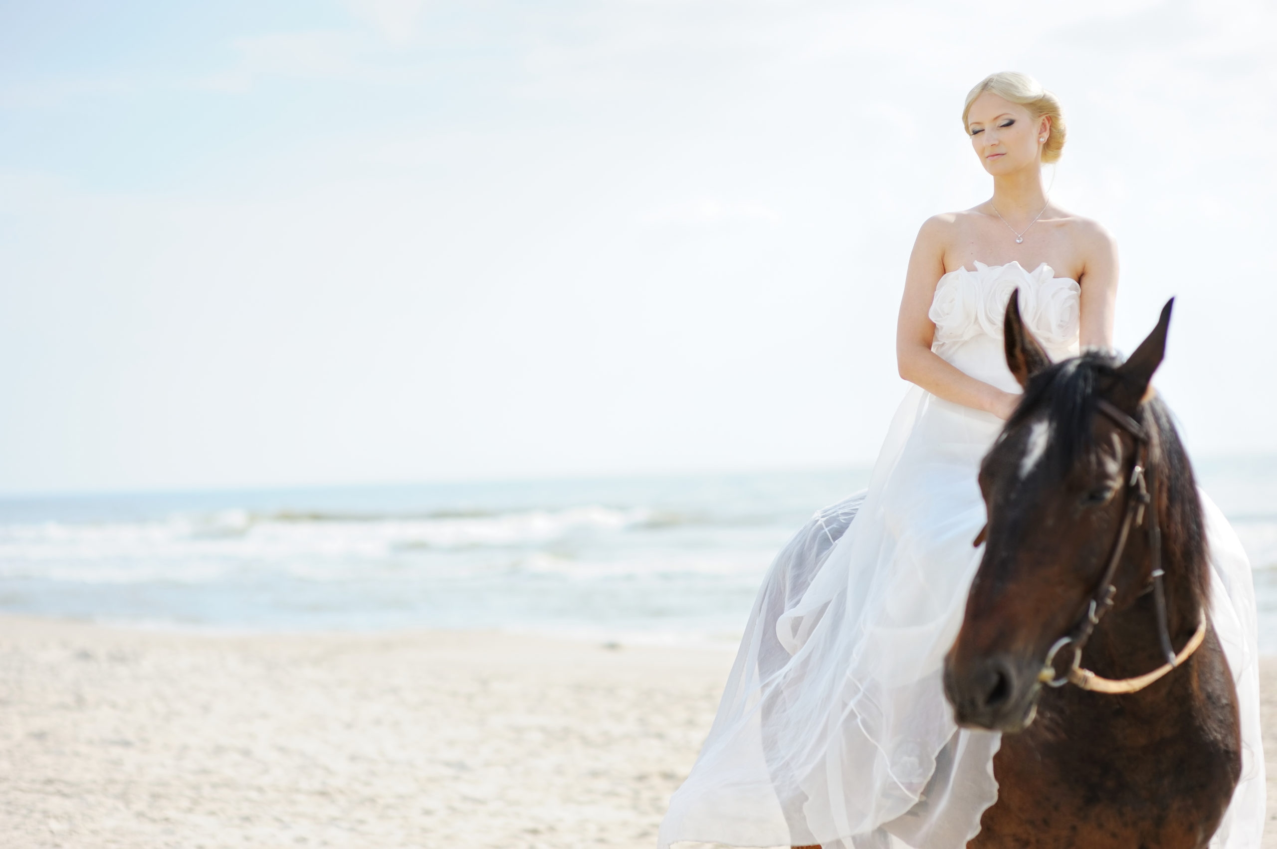 Beach wedding: bride on a horse by the sea malaga